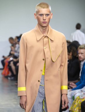 New York, Ny - 09 Temmuz 2018: Manken Carlos Campos Fuarı'nda pist New York moda hafta erkekler bahar 2019 sırasında yürür.