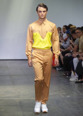 New York, Ny - 09 Temmuz 2018: Manken Carlos Campos Fuarı'nda pist New York moda hafta erkekler bahar 2019 sırasında yürür.
