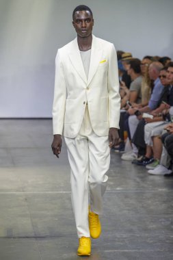 New York, Ny - 09 Temmuz 2018: Manken Carlos Campos Fuarı'nda pist New York moda hafta erkekler bahar 2019 sırasında yürür.