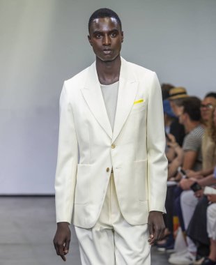 New York, Ny - 09 Temmuz 2018: Manken Carlos Campos Fuarı'nda pist New York moda hafta erkekler bahar 2019 sırasında yürür.