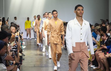 New York, Ny - 09 Temmuz 2018: Modelleri yürüyüş sırasında New York moda hafta erkekler bahar 2019 Carlos Campos Show'da pist