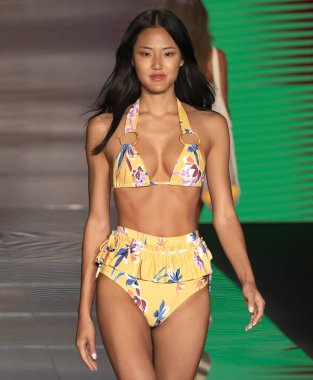 Miami Beach, Fl - 15 Temmuz 2018: Manken Paraiso Moda Fuarı'nda Paraiso çadır sırasında Montce koleksiyonu pist yürür