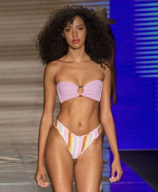 Miami Beach, Fl - 15 Temmuz 2018: Manken Paraiso Moda Fuarı'nda Paraiso çadır sırasında Montce koleksiyonu pist yürür