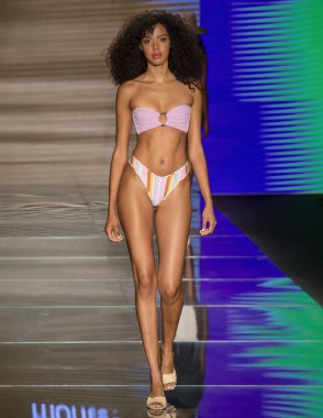 Miami Beach, Fl - 15 Temmuz 2018: Manken Paraiso Moda Fuarı'nda Paraiso çadır sırasında Montce koleksiyonu pist yürür