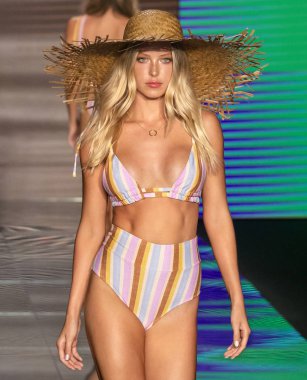 Miami Beach, Fl - 15 Temmuz 2018: Manken Paraiso Moda Fuarı'nda Paraiso çadır sırasında Montce koleksiyonu pist yürür