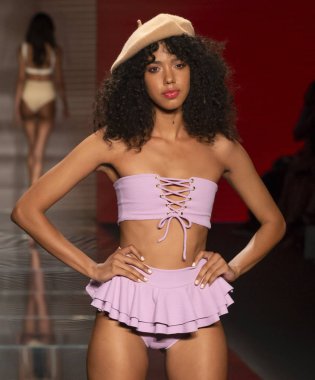 Miami Beach, Fl - 15 Temmuz 2018: Manken Paraiso Moda Fuarı'nda Paraiso çadır sırasında Montce koleksiyonu pist yürür