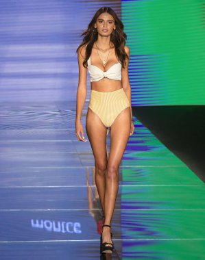 Miami Beach, Fl - 15 Temmuz 2018: Manken Paraiso Moda Fuarı'nda Paraiso çadır sırasında Montce koleksiyonu pist yürür