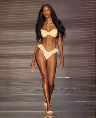 Miami Beach, Fl - 15 Temmuz 2018: Manken Paraiso Moda Fuarı'nda Paraiso çadır sırasında Montce koleksiyonu pist yürür