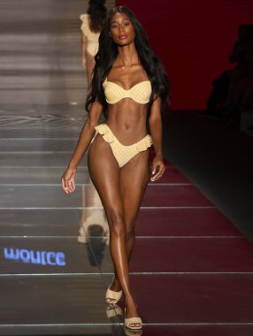 Miami Beach, Fl - 15 Temmuz 2018: Manken Paraiso Moda Fuarı'nda Paraiso çadır sırasında Montce koleksiyonu pist yürür