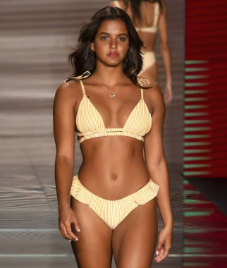 Miami Beach, Fl - 15 Temmuz 2018: Manken Paraiso Moda Fuarı'nda Paraiso çadır sırasında Montce koleksiyonu pist yürür