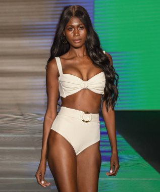 Miami Beach, Fl - 15 Temmuz 2018: Manken Paraiso Moda Fuarı'nda Paraiso çadır sırasında Montce koleksiyonu pist yürür