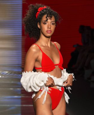 Miami Beach, Fl - 15 Temmuz 2018: Manken Paraiso Moda Fuarı'nda Paraiso çadır sırasında Montce koleksiyonu pist yürür