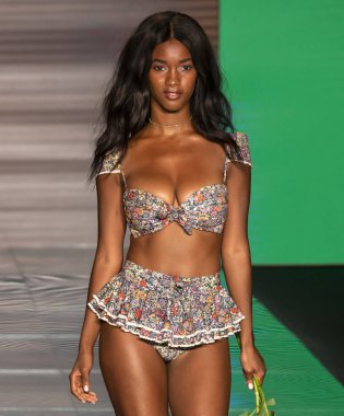 Miami Beach, Fl - 15 Temmuz 2018: Manken Paraiso Moda Fuarı'nda Paraiso çadır sırasında Montce koleksiyonu pist yürür