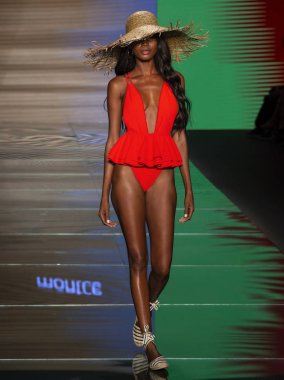 Miami Beach, Fl - 15 Temmuz 2018: Manken Paraiso Moda Fuarı'nda Paraiso çadır sırasında Montce koleksiyonu pist yürür