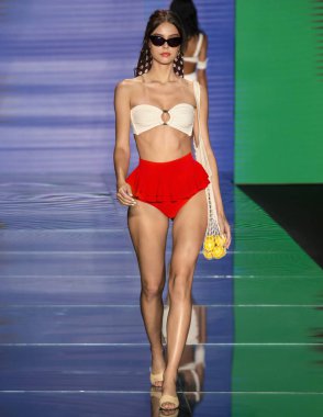 Miami Beach, Fl - 15 Temmuz 2018: Manken Paraiso Moda Fuarı'nda Paraiso çadır sırasında Montce koleksiyonu pist yürür