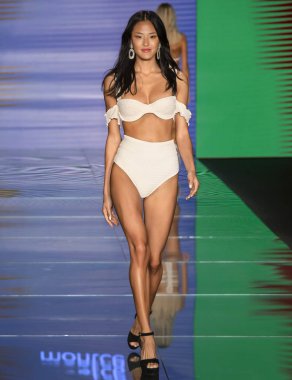 Miami Beach, Fl - 15 Temmuz 2018: Manken Paraiso Moda Fuarı'nda Paraiso çadır sırasında Montce koleksiyonu pist yürür