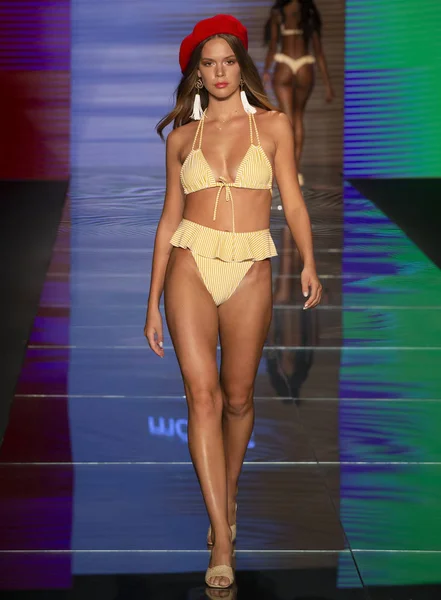 Miami Beach Julho 2018 Modelo Caminha Passarela Montce Collection Durante — Fotografia de Stock
