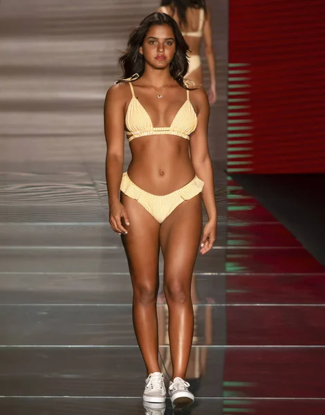 Miami Beach Julio 2018 Una Modelo Camina Por Pasarela Colección — Foto de Stock