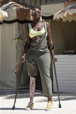 Miami Beach, Fl - 14 Temmuz 2018: Cacsmy 'Anne Cax' Brutus Plymouth Hotel Paraiso Moda Fuarı sırasında yüzmek kartal yuvası Fuarı'nda pist yürür