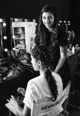 Miami Beach, Fl - 12 Temmuz 2018: Manken sahne arkasında Monica Hansen koleksiyonu için sırasında Paraiso Moda Fuarı'nda Paraiso çadırı hazırlar