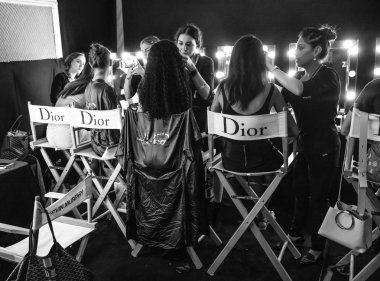 Miami Beach, Fl - 12 Temmuz 2018: Manken sahne arkasında Monica Hansen koleksiyonu için sırasında Paraiso Moda Fuarı'nda Paraiso çadırı hazırlar