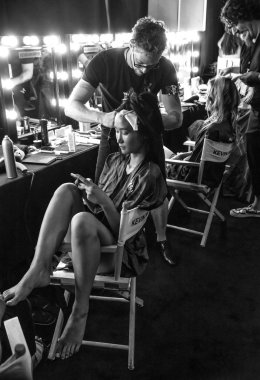 Miami Beach, Fl - 12 Temmuz 2018: Manken sahne arkasında Monica Hansen koleksiyonu için sırasında Paraiso Moda Fuarı'nda Paraiso çadırı hazırlar