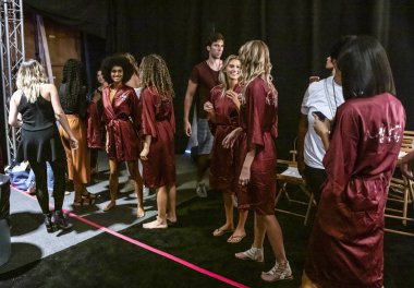Miami Beach, Fl - 12 Temmuz 2018: Manken sahne arkasında Monica Hansen koleksiyonu için sırasında Paraiso Moda Fuarı'nda Paraiso çadırı hazırlar