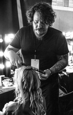 Miami Beach, Fl - 12 Temmuz 2018: Manken sahne arkasında Monica Hansen koleksiyonu için sırasında Paraiso Moda Fuarı'nda Paraiso çadırı hazırlar