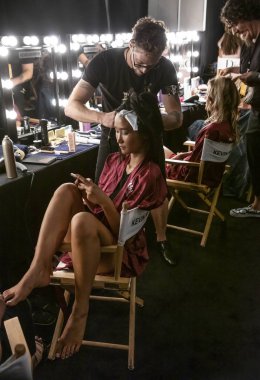 Miami Beach, Fl - 12 Temmuz 2018: Manken sahne arkasında Monica Hansen koleksiyonu için sırasında Paraiso Moda Fuarı'nda Paraiso çadırı hazırlar