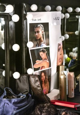 Miami Beach, Fl - 12 Temmuz 2018: Bir görünüm Monica Hansen toplama sırasında Paraiso Moda Fuarı'nda Paraiso çadır için saç kılavuz