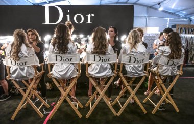 Miami Beach, Fl - 13 Temmuz 2018: Manken sahne arkasında Pazartesi mayo koleksiyonu için sırasında Paraiso Moda Fuarı'nda Paraiso çadırı hazırlar