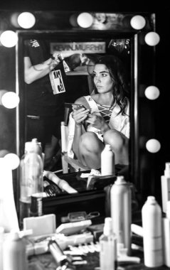 Miami Beach, Fl - 13 Temmuz 2018: Manken sahne arkasında Pazartesi mayo koleksiyonu için sırasında Paraiso Moda Fuarı'nda Paraiso çadırı hazırlar