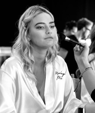 Miami Beach, Fl - 13 Temmuz 2018: Manken sahne arkasında Pazartesi mayo koleksiyonu için sırasında Paraiso Moda Fuarı'nda Paraiso çadırı hazırlar