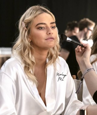 Miami Beach, Fl - 13 Temmuz 2018: Manken sahne arkasında Pazartesi mayo koleksiyonu için sırasında Paraiso Moda Fuarı'nda Paraiso çadırı hazırlar