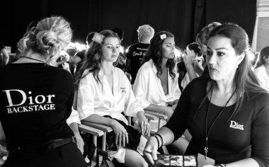 Miami Beach, Fl - 13 Temmuz 2018: Manken sahne arkasında Pazartesi mayo koleksiyonu için sırasında Paraiso Moda Fuarı'nda Paraiso çadırı hazırlar