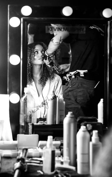 Miami Beach, Fl - 13 Temmuz 2018: Manken sahne arkasında Pazartesi mayo koleksiyonu için sırasında Paraiso Moda Fuarı'nda Paraiso çadırı hazırlar