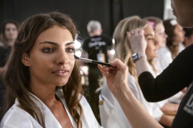 Miami Beach, Fl - 13 Temmuz 2018: Manken sahne arkasında Pazartesi mayo koleksiyonu için sırasında Paraiso Moda Fuarı'nda Paraiso çadırı hazırlar