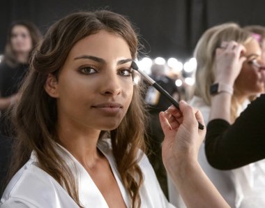 Miami Beach, Fl - 13 Temmuz 2018: Manken sahne arkasında Pazartesi mayo koleksiyonu için sırasında Paraiso Moda Fuarı'nda Paraiso çadırı hazırlar