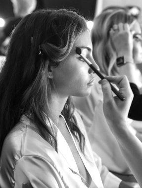 Miami Beach, Fl - 13 Temmuz 2018: Manken sahne arkasında Pazartesi mayo koleksiyonu için sırasında Paraiso Moda Fuarı'nda Paraiso çadırı hazırlar