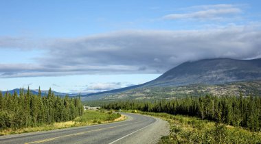 Alaska Highway Whitehorse ve Haines Junction arasında Kanada'da bir görünümünü