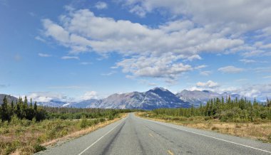 Bir görünümünü Alaska Highway, Kuzey Haines Junction, Yukon Teritory, Amerika Birleşik Devletleri