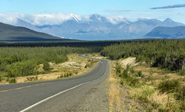 Alaska Highway Whitehorse ve Haines Junction arasında Kanada'da bir görünümünü