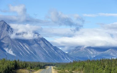Alaska Highway Whitehorse ve Haines Junction arasında Kanada'da bir görünümünü