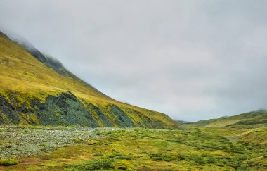 Dalton Highway Alaska, ABD bir görünüm Atigun Pass Brooks aralığı. Burada Dalton Highway Continental bölmek haçlar.