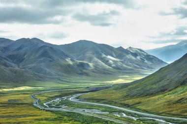 Dalton Highway Alaska, ABD Brooks aralığından Atigun geçişte bir görünümünü