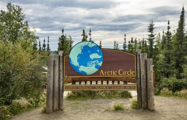 Dalton Highway Alaska, ABD bir görünüm Blm Kuzey Kutbu anıt işareti. Nerede Güneş ufuk kış gündönümü (21 De 24 saat yaz gündönümü (21 Haziran) ve ufuk aşağıda kalır en güney enlem bu