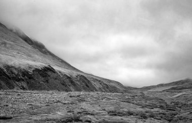 Dalton Highway Alaska, ABD bir görünüm Atigun Pass Brooks aralığı. Burada Dalton Highway Continental bölmek haçlar.