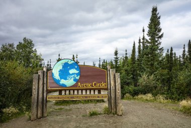 Dalton Highway Alaska, ABD bir görünüm Blm Kuzey Kutbu anıt işareti. Nerede Güneş ufuk kış gündönümü (21 De 24 saat yaz gündönümü (21 Haziran) ve ufuk aşağıda kalır en güney enlem bu