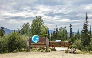 Dalton Highway Alaska, ABD bir görünüm Blm Kuzey Kutbu anıt işareti. Nerede Güneş ufuk kış gündönümü (21 De 24 saat yaz gündönümü (21 Haziran) ve ufuk aşağıda kalır en güney enlem bu