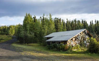 Sevinç, Alaska - 18 Ağustos 2018: Joe ve Nancy Carlson'ın lastik dükkanı sevinç Alaska, ABD görünümünü. Dükkan Elliott karayolu, kuzeyinde üzerinde Fairbanks bulunur.